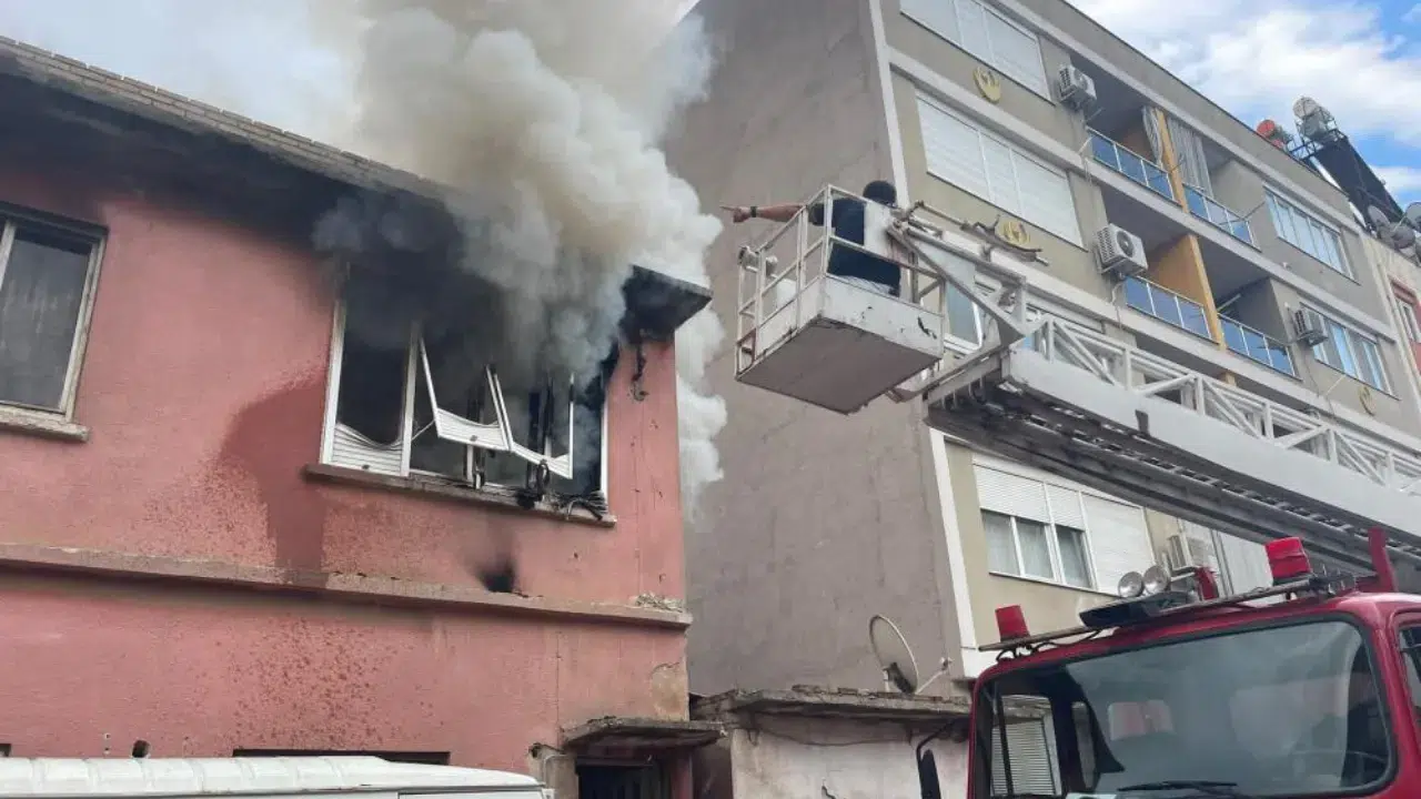Antalya'da iki katlı müstakil ev alevlere teslim oldu