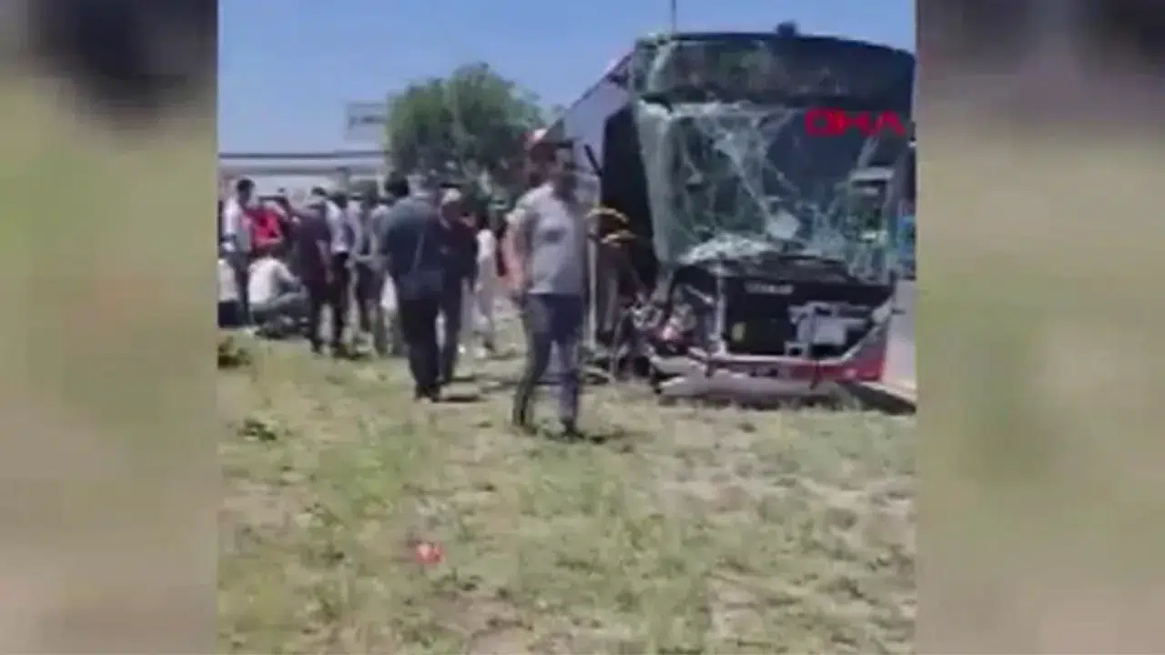 Ankara'da belediye otobüsü kaza yaptı :  Yaralılar olduğu bildirildi