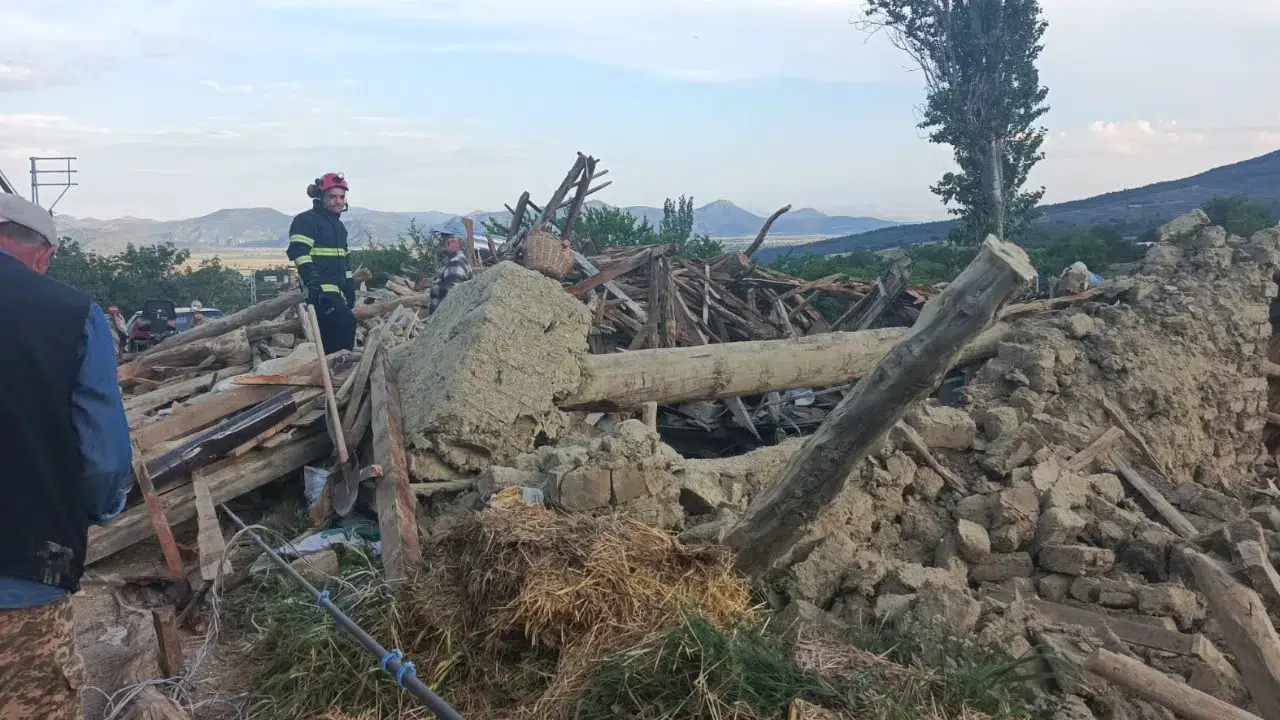 Burdur'da kerpiç ev çöktü : 2 kişi yaralandı