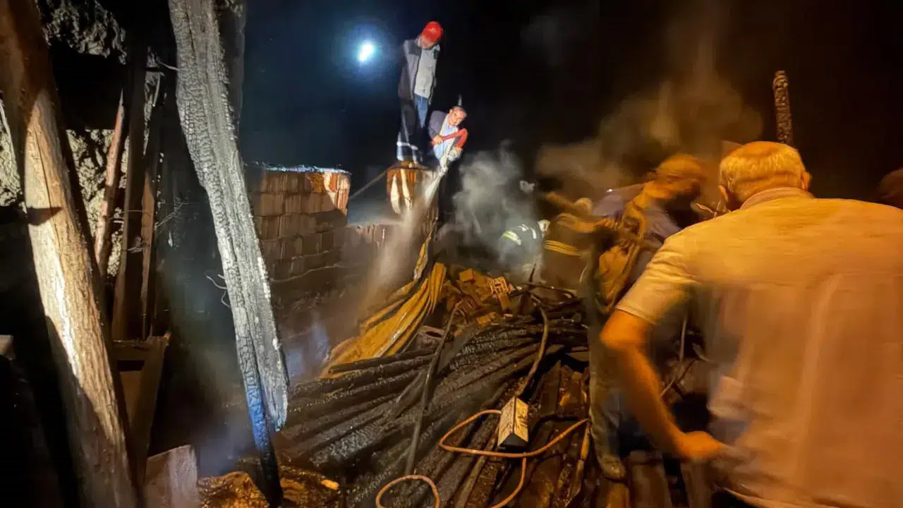 Konya Beyşehir'de depo yangını : Ekipler alevleri büyümeden 