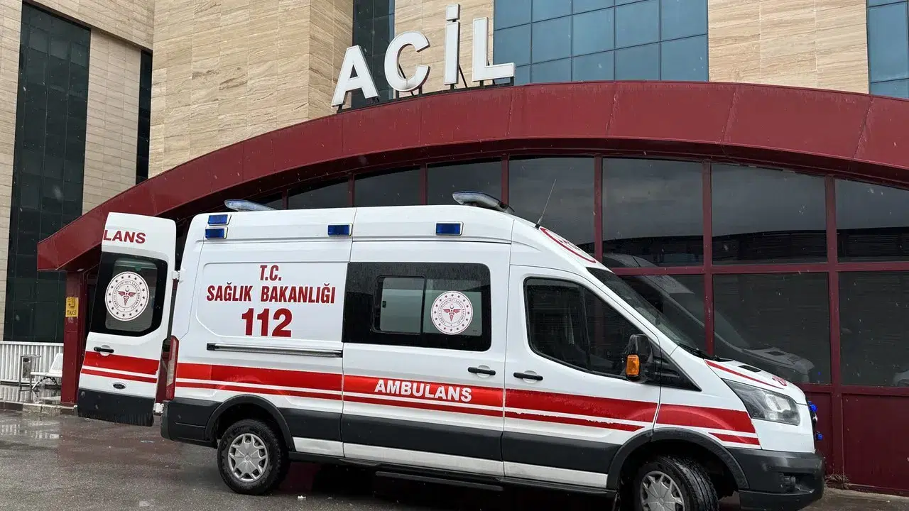 Bitlis'te ambulans ile otomobil çarpıştı : 2'si sağlık çalışanı 10 yaralı