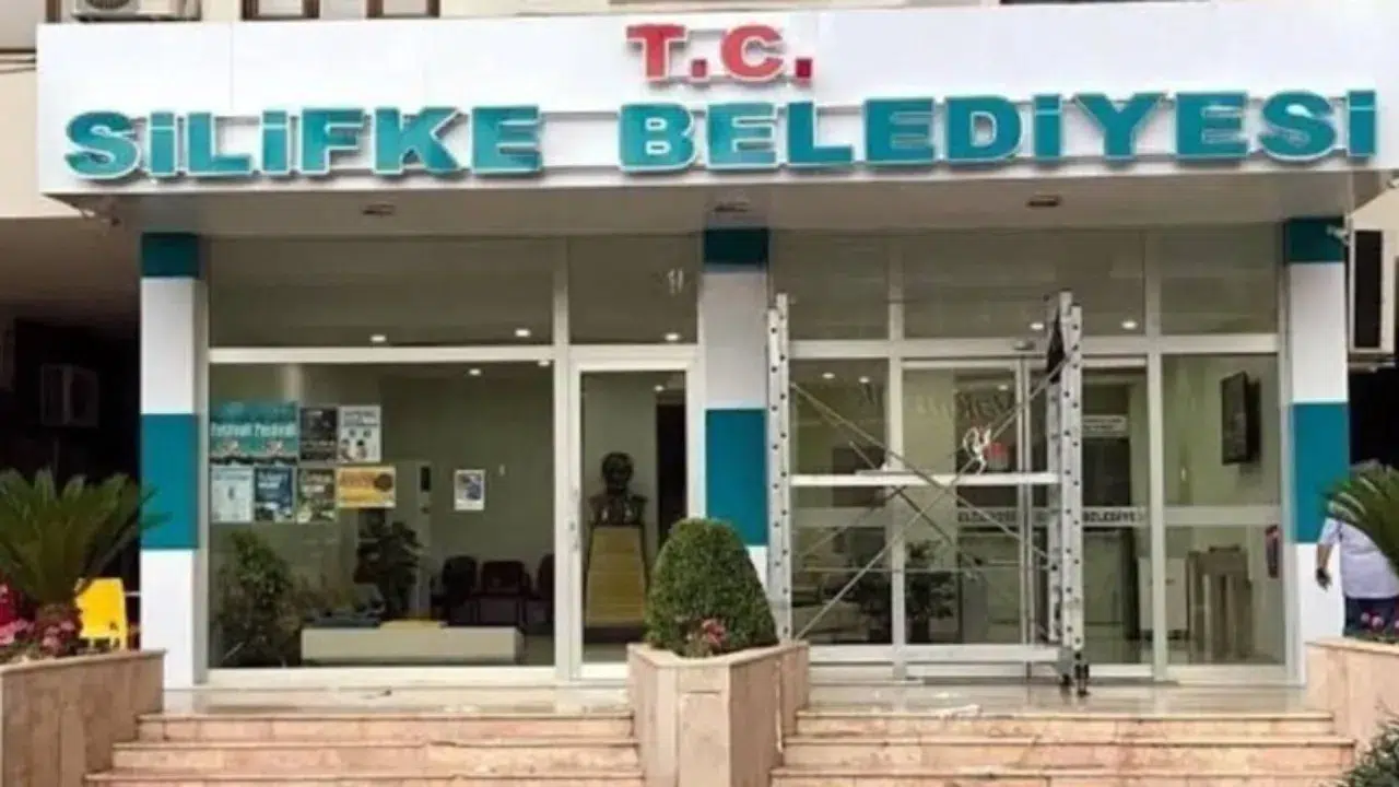 Silifke Belediyesi'ne operasyon : Çok sayıda kişi gözaltına alındı