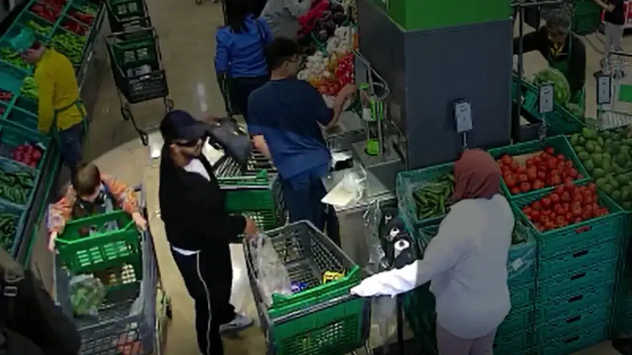 Başakşehir'de marketten altın ve döviz dolu çantayı çalan 2 