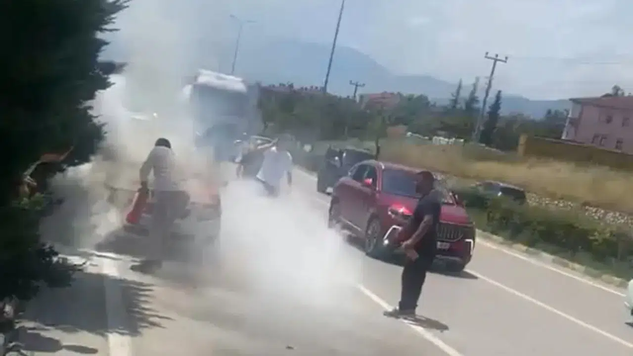 Karabük'te seyir halindeki otomobil alev aldı