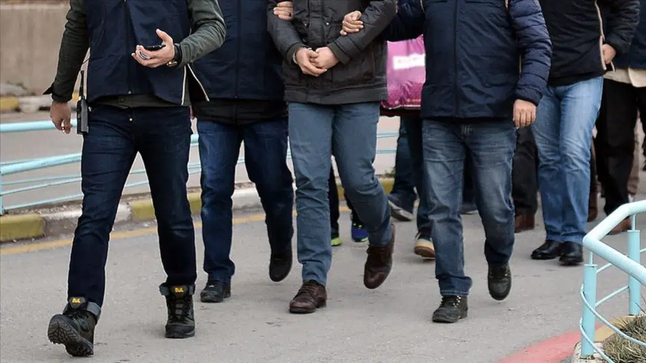 Antalya'da kaçakçılık ve rüşvet operasyonlarında 27 şüpheli 