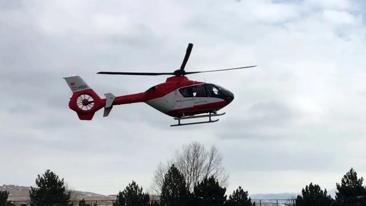 Erzincan'da nefes darlığı yaşayan bir kişi ambulans helikopt