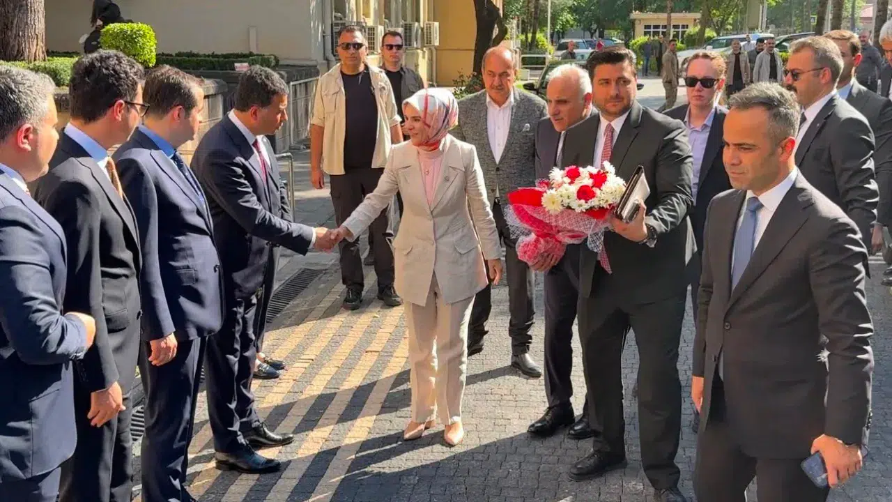 Bakan Göktaş, Diyarbakır'da ziyaretlerde bulundu