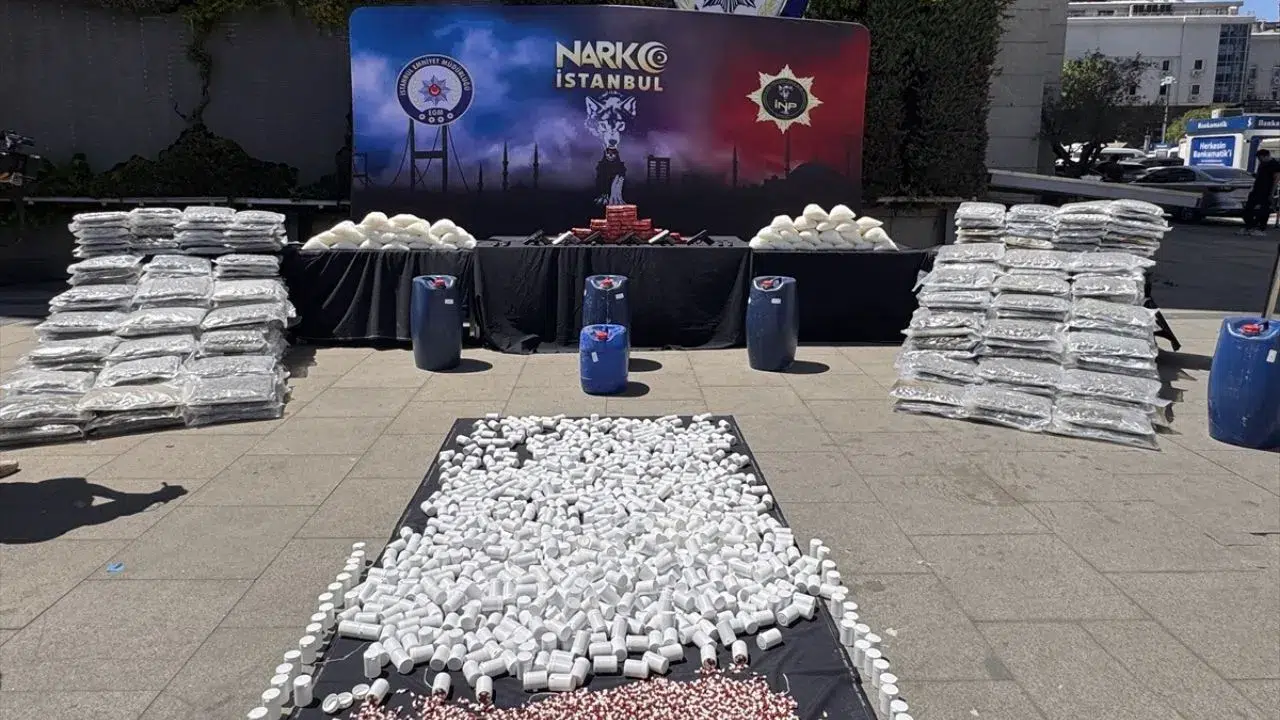 İstanbul merkezli 4 ilde 1,2 ton uyuşturucu ele geçirildi : 