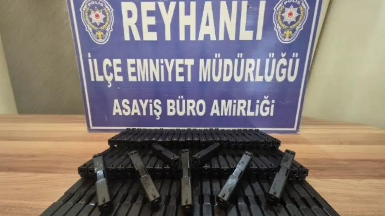 Hatay'da otomobilin gizli bölmesinde 80 tabanca sürgü takımı