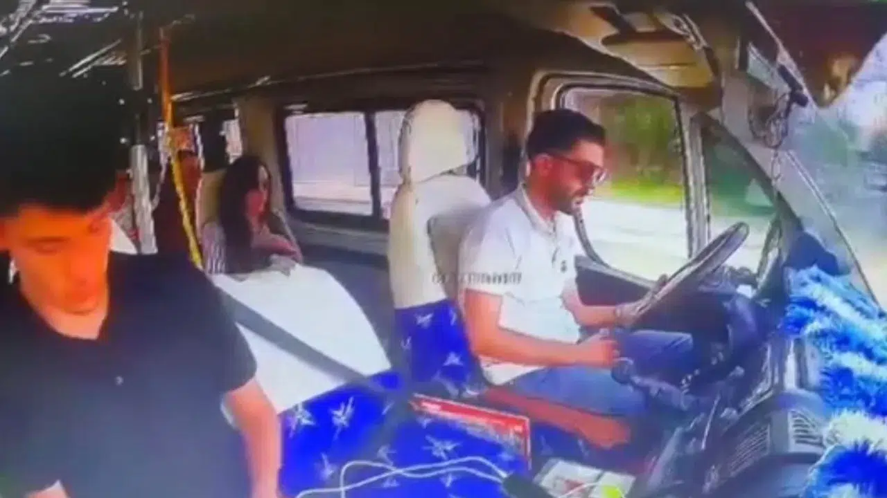 Adana'da kaza : Dolmuş şoförü uyudu, 7 kişi yaralanadı