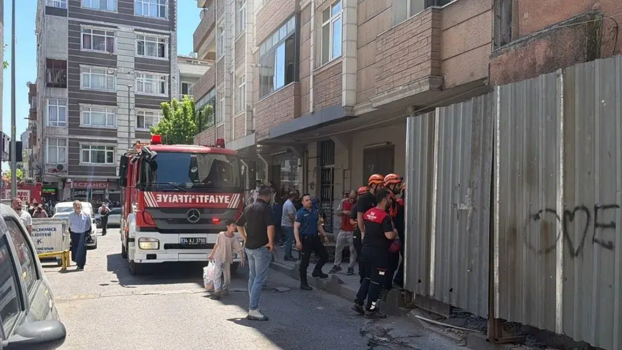 İstanbul Küçükçekmece’de metruk bina çöktü : 3 kişi yaralı k