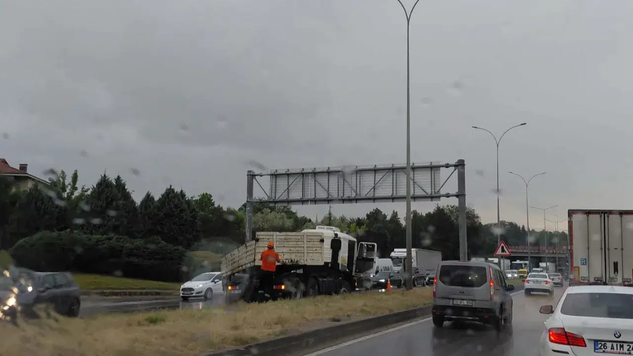Eskişehir'de sağanak etkisi : Trafik kazaları yaşa