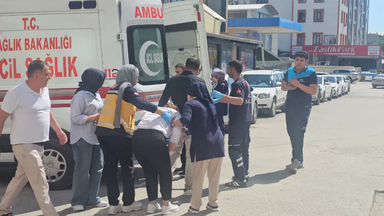 Elazığ'da otelde yangın çıktı : 10 kişi dumandan etkilendi