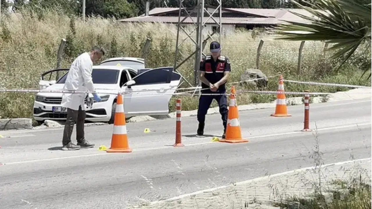 Cezaevi önünde silahlı saldırı dehşeti : Kaçarken kaza yapıp