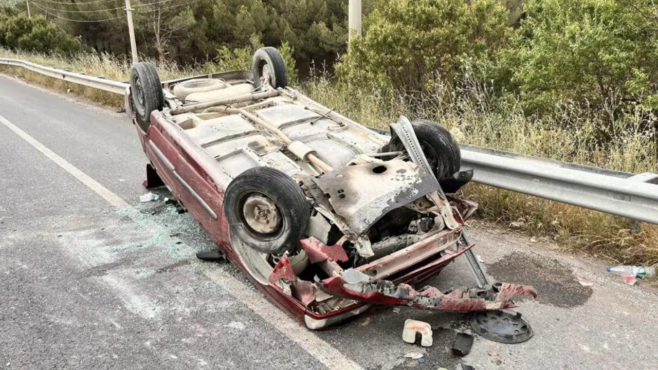 Manisa'da kontrolden çıkan otomobil takla attı : 2 yaralı
