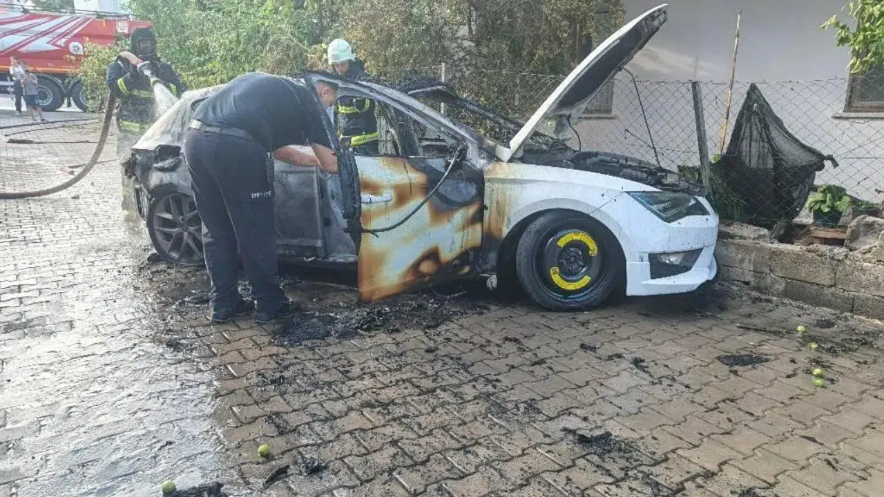 Antalya'da seyir halindeki otomobil alev topuna döndü