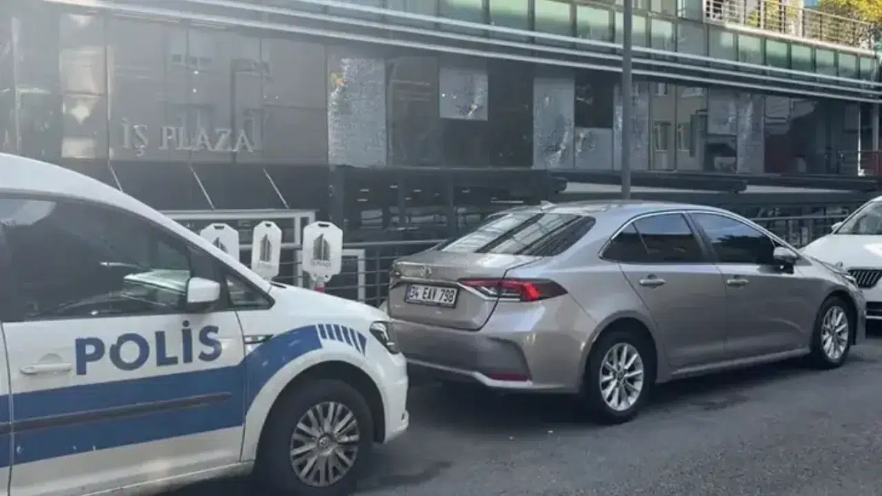 Beykoz'da iş merkezine silahlı saldırı : Motosikletli şüphel