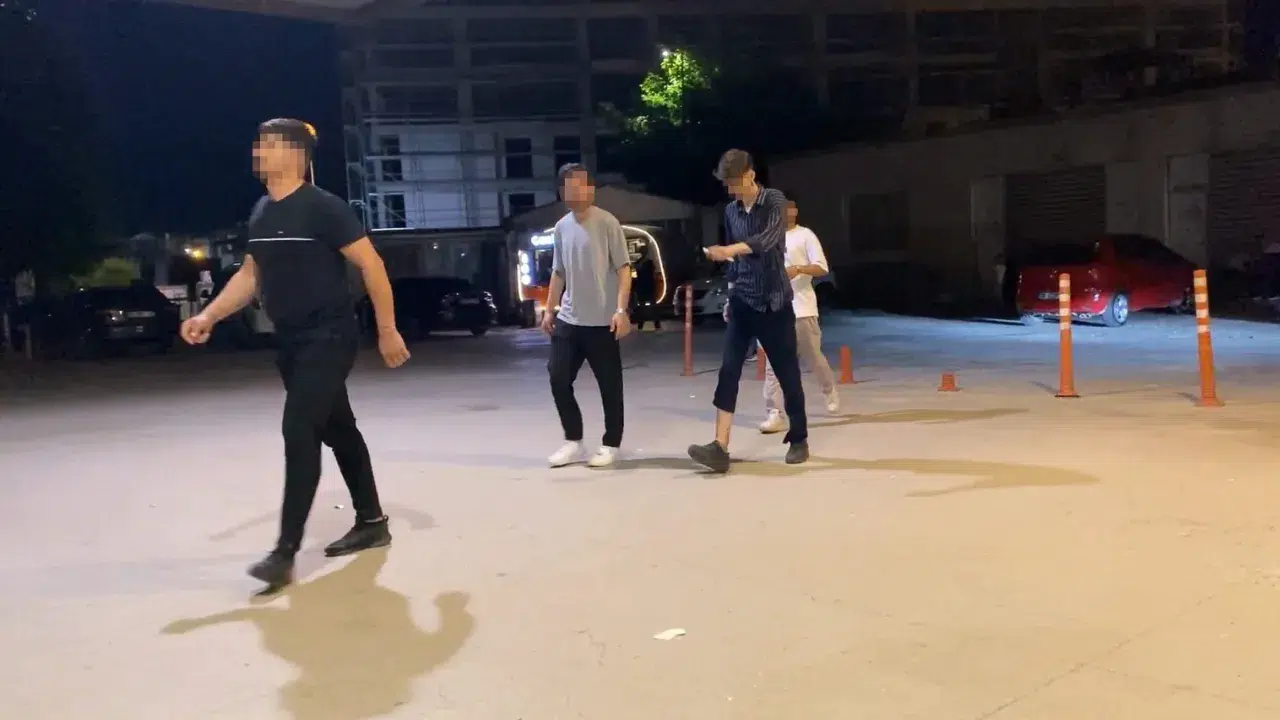 Bursa'da parktaki gençlere pompalı tüfekle saldırı : 10 kişi