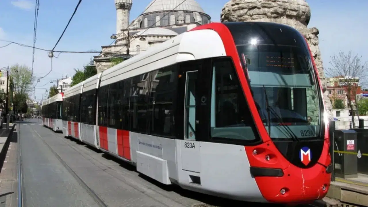 Fatih'te raylara düşen çocuk tramvayın altında can