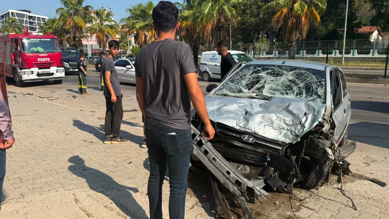 Antalya Serik'te kaza : Sürücü yaralandı