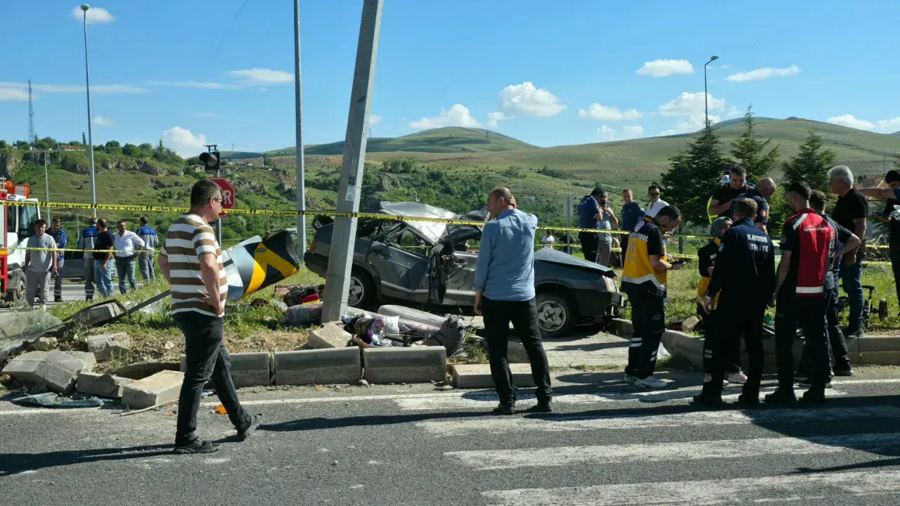 Kayseri'de iki otomobil çarpıştı : 2 kişi öldü, 4 kişi yaral