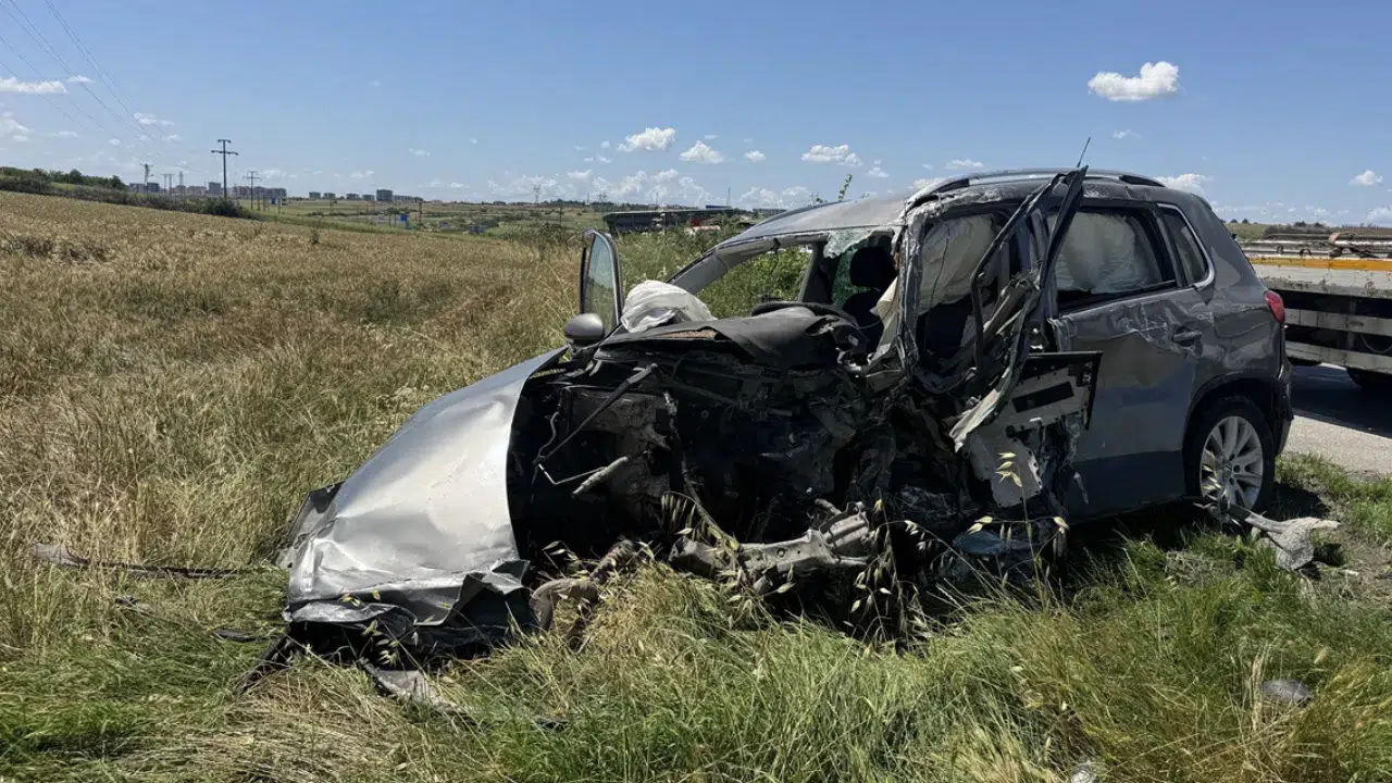 Edirne'de kaza : Araçlar tarlaya savruldu