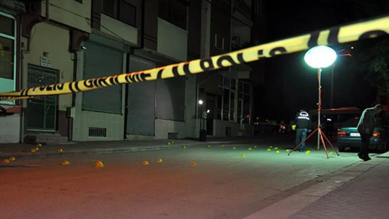 Çorum’da otel önünde silahlı saldırı : 1 kişi bacaklarından vuruldu