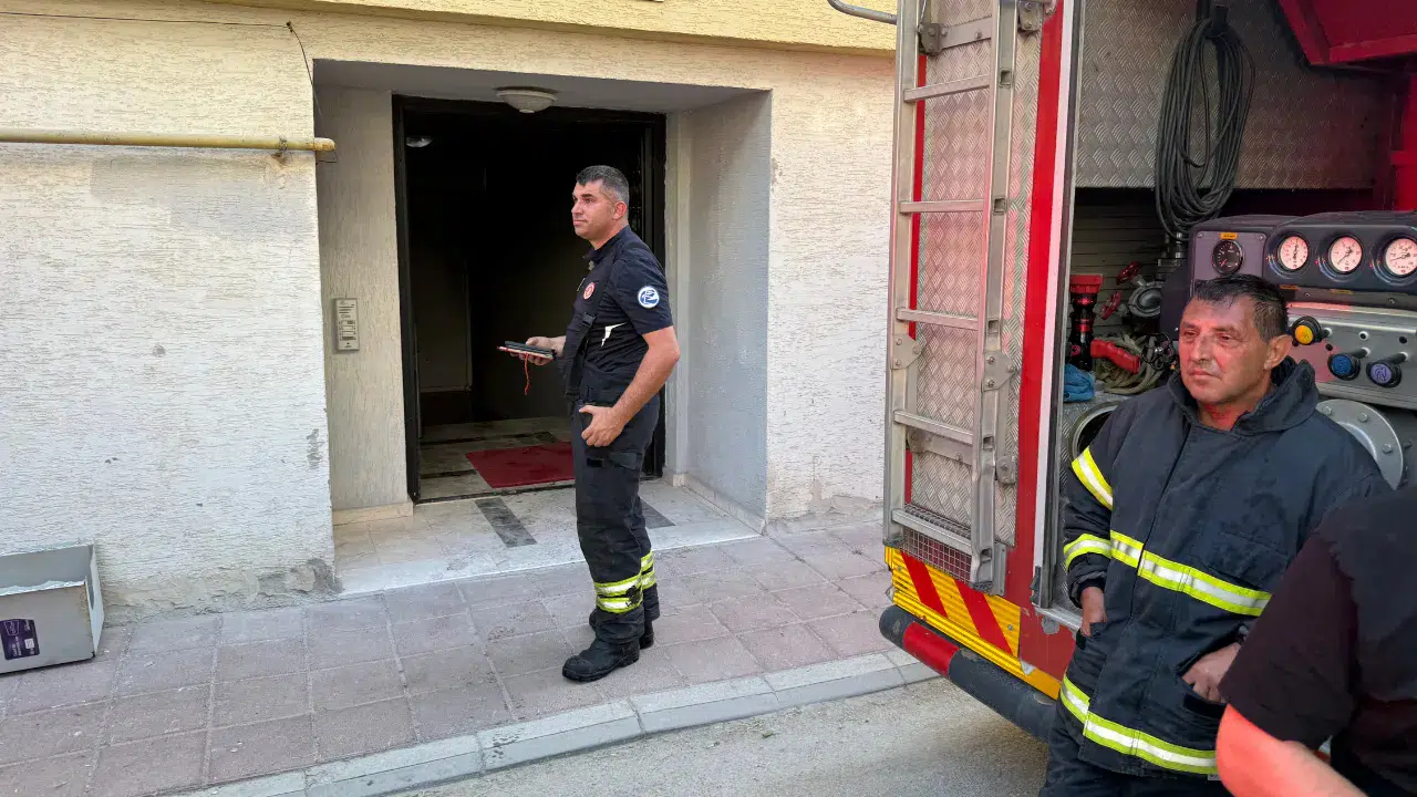 Eskişehir'de apartmanın giriş katında yangın çıktı