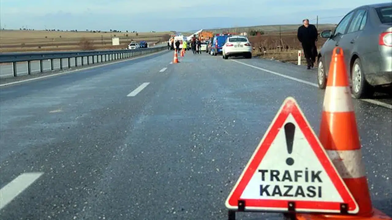 Tekirdağ'da alkollü sürücü bina duvarına çarptı: 2 yaralı