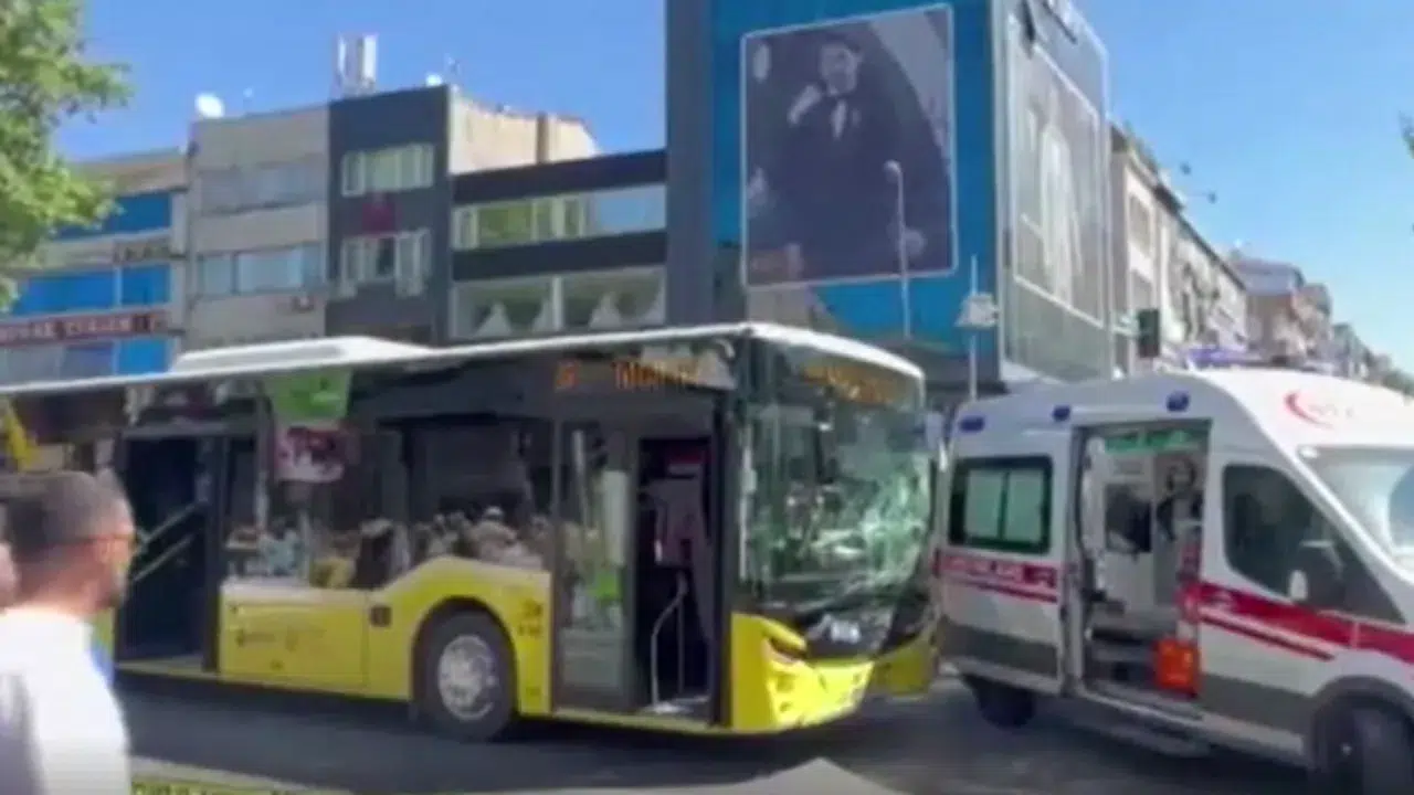 Fatih'te kaza : İETT otobüsü ile ambulans çarpıştı