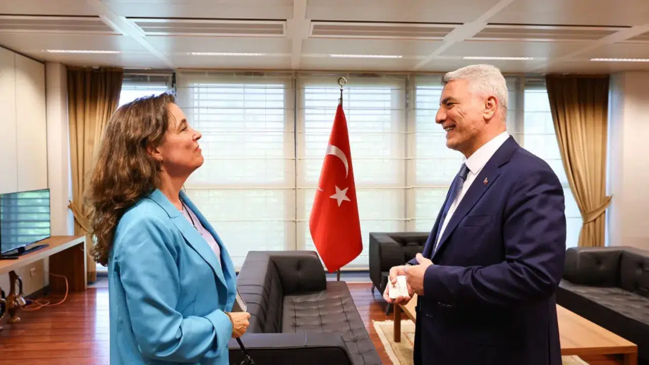 Bakan Bolat, ACEA Genel Direktörü Vries ile bir arada