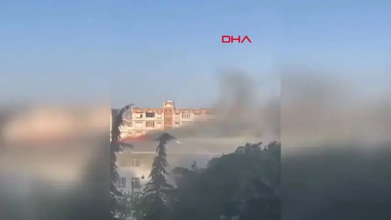 Beylikdüzü'nde bir okulun çatısında yangın çıktı : Ekipler sevk edildi