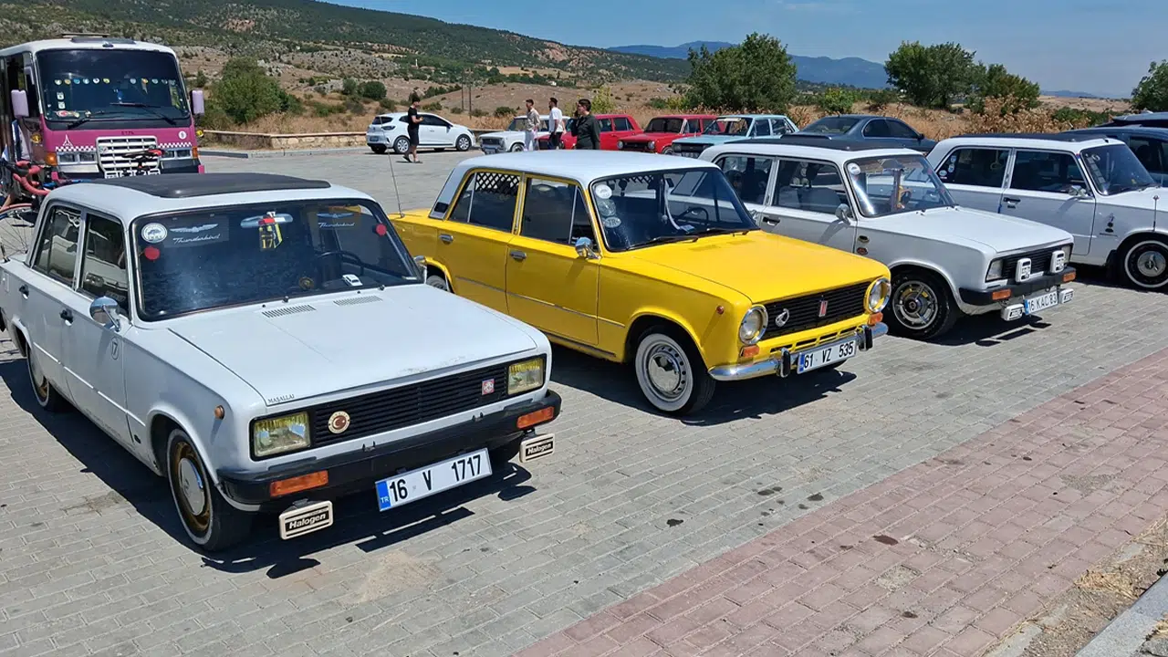 Karabük’te klasik otomobil tutkunları Eskipazar’da buluştu