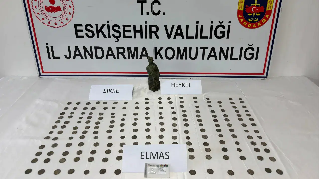 Satmak için müşteri arıyordu ! Eskişehir’de 194 bronz sikke ve elmas ele geçirildi