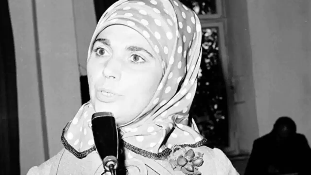 Şule Yüksel Şenler Kimdir? Hayatı ve Eserleri Nasıldır?