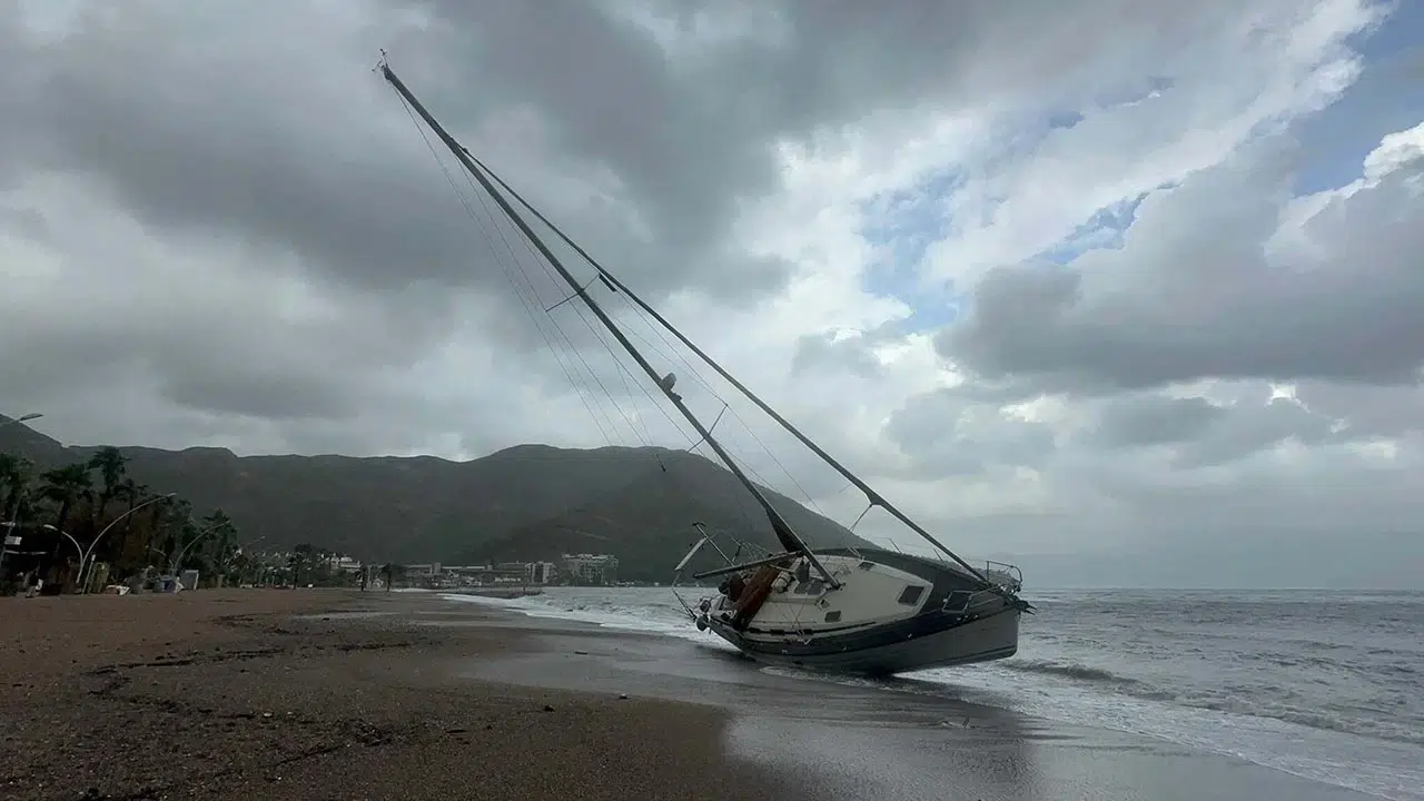 Marmaris'te ağaçlar devrildi, tekne karaya oturdu