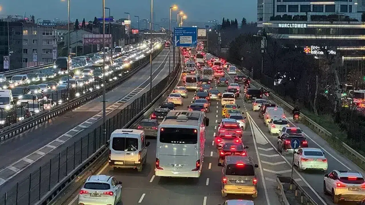 İstanbul'da mesai çıkışı trafik yoğunluğu neden bu kadar arttı?