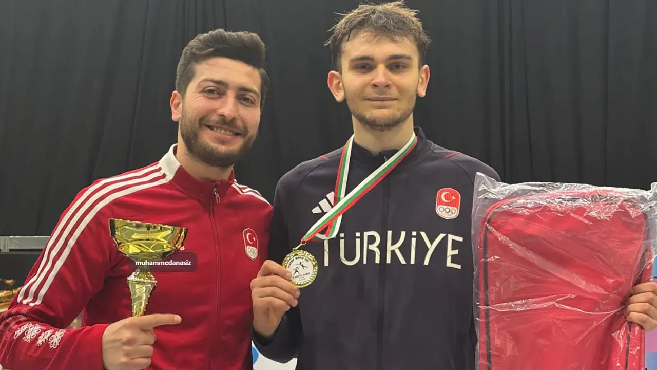 Milli eskrimci Candeniz Berrak, Yıldızlar Dünya Kupası'nda şampiyon oldu