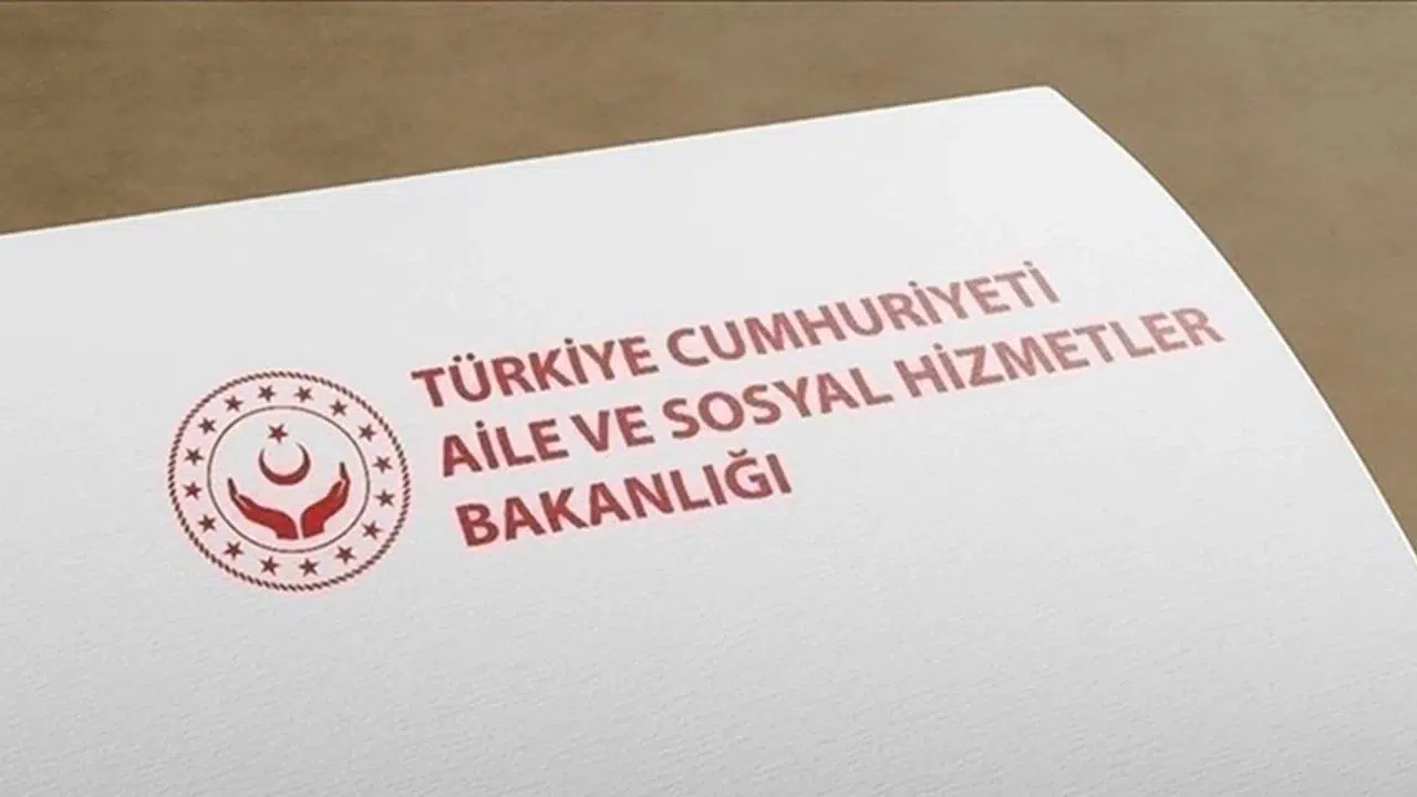 Çatlayan dudaklar için evde uygulanabilecek etkili bakım yöntemleri nelerdir?