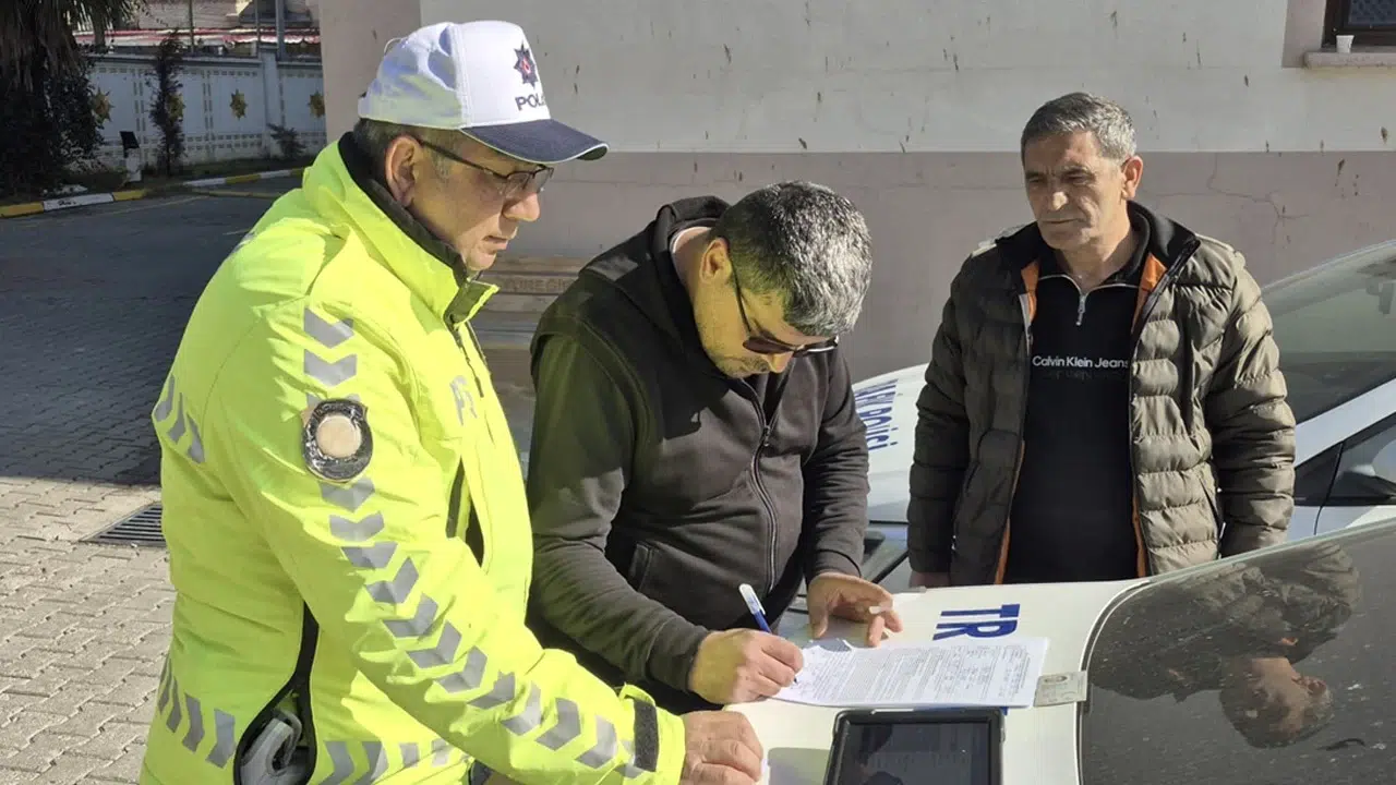 Adana'da Motosikletli Sürücünün İşçi Servisine Yaptığı Saldırı Sonrası Ehliyetine El Konuldu mu?