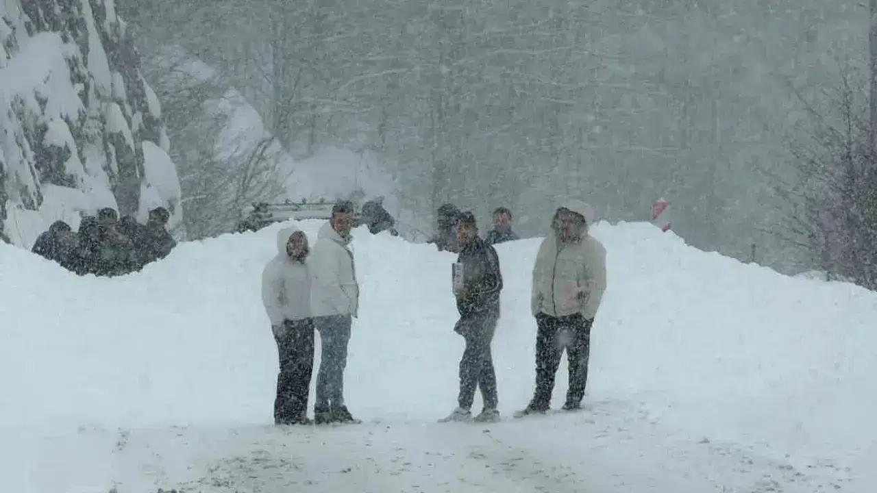 Trabzon-Bayburt yolunda çığ düştü: Yol tamamen kapandı