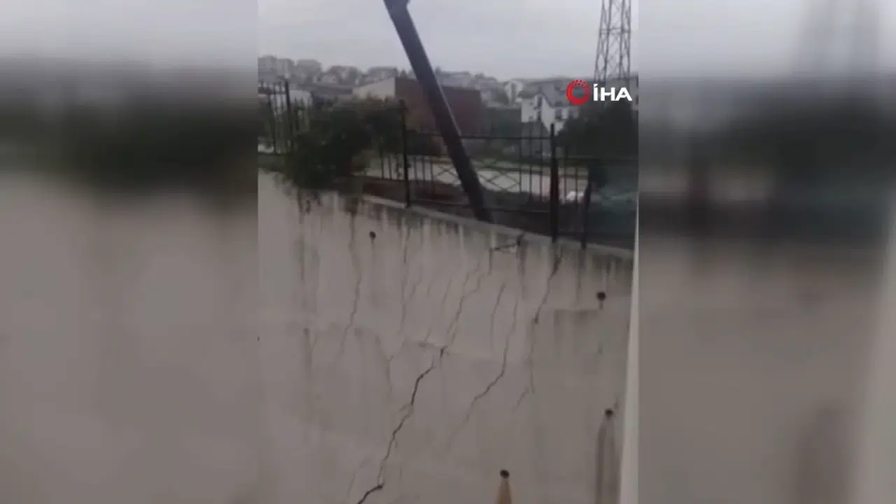 Kocaeli’de Sağanak Yağış Nedeniyle İstinat Duvarı Çöktü