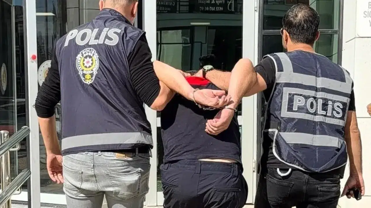 İzmir’de itfaiyeci eski sevgilisinin evini ateşe verdi