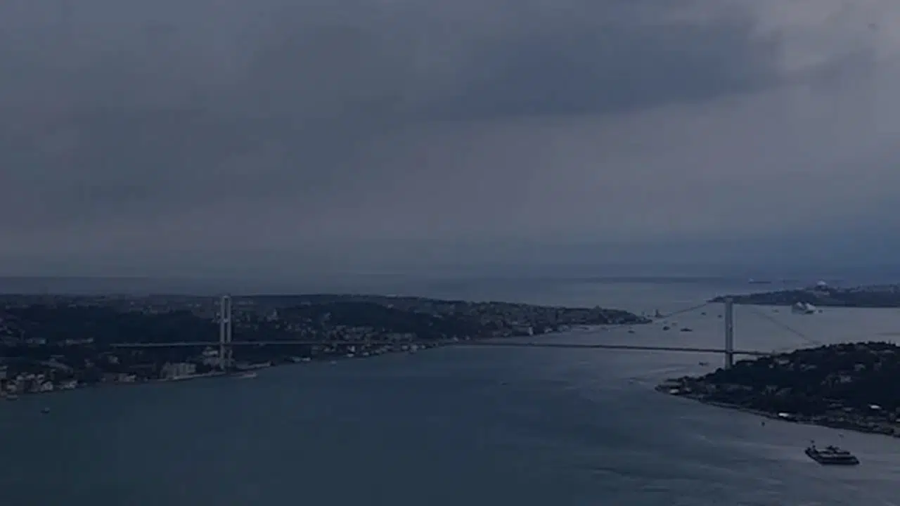İstanbul’da Sağanak Yağış Öncesi Boğaz’da Çarpıcı Görüntüler