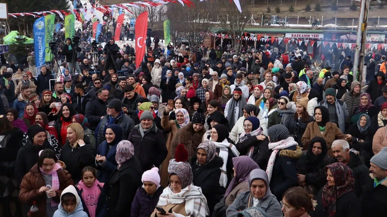 Ordu'da Perşembe Yaylası'nda düzenlenen kar festivali katılımcılardan büyük ilgi gördü
