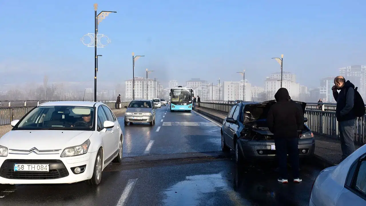 Sivas'ta Buzlanma Nedeniyle Meydana Gelen Kazalarda Neler Yaşandı?