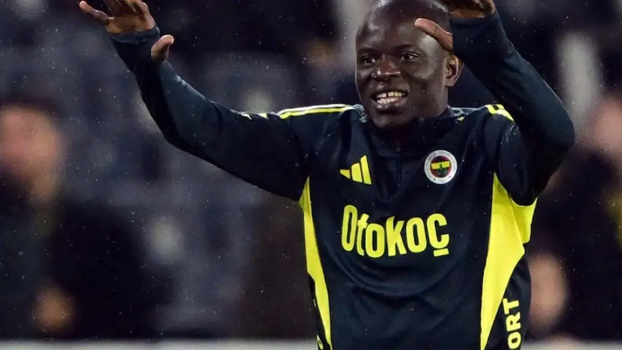 N'Golo Kante, Fenerbahçe taraftarına maç öncesi ilk üçlüsünü çektirdi