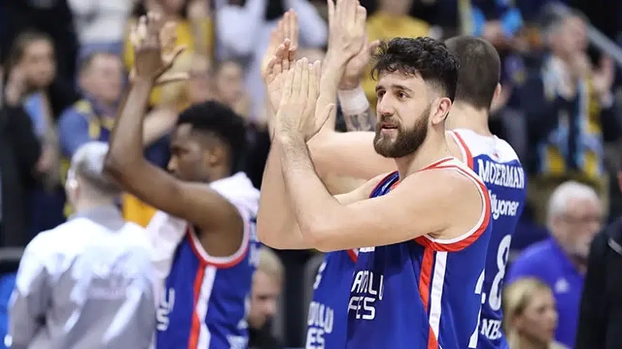 Anadolu Efes EuroLeague'de ikinci galibiyetini elde etti