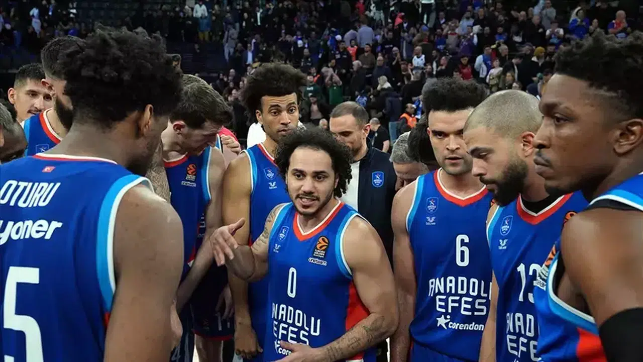 Anadolu Efes EuroLeague'de 9 maç sonra galibiyet hasretine son verdi