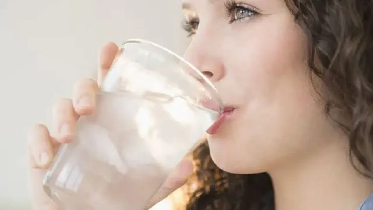 Gece Uyanıp Su İçenler Dikkat: Bu Alışkanlık Sağlığınızı Tehdit Ediyor Olabilir Mi?